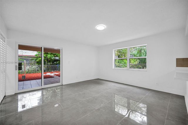 7911 SW 9th St, North Lauderdale, FL 33068