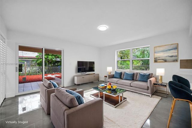 7911 SW 9th St, North Lauderdale, FL 33068