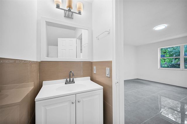 7911 SW 9th St, North Lauderdale, FL 33068