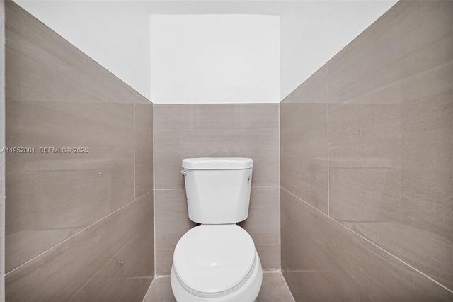 7911 SW 9th St, North Lauderdale, FL 33068