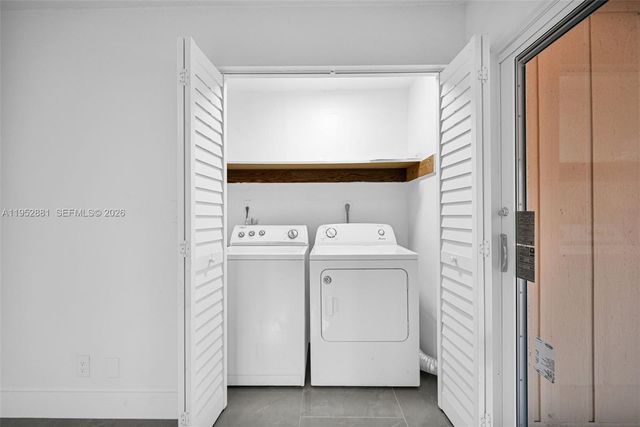 7911 SW 9th St, North Lauderdale, FL 33068