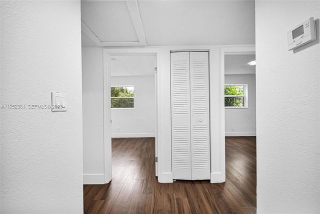 7911 SW 9th St, North Lauderdale, FL 33068