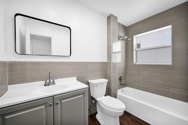 7911 SW 9th St, North Lauderdale, FL 33068