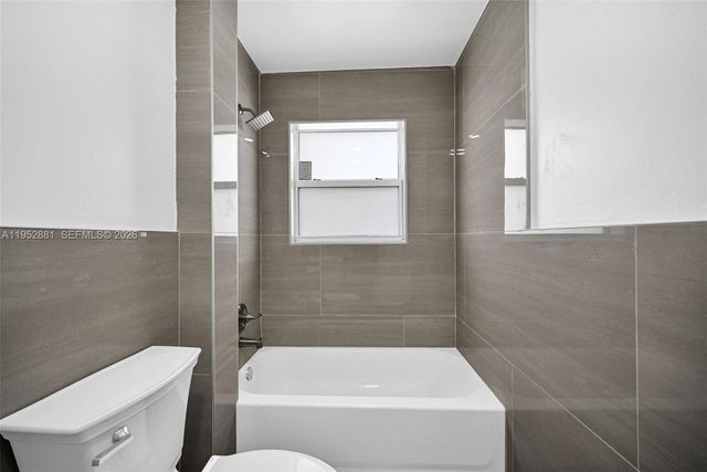 7911 SW 9th St, North Lauderdale, FL 33068