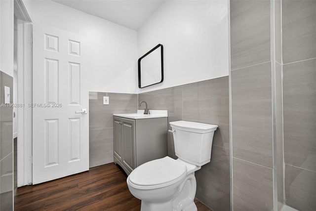 7911 SW 9th St, North Lauderdale, FL 33068