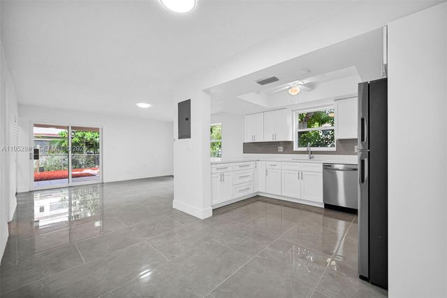 7911 SW 9th St, North Lauderdale, FL 33068