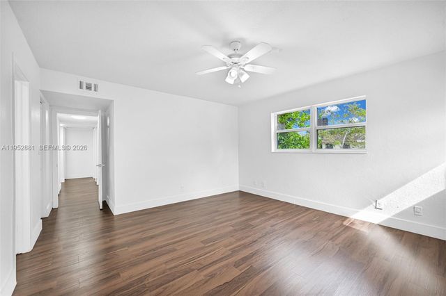 7911 SW 9th St, North Lauderdale, FL 33068