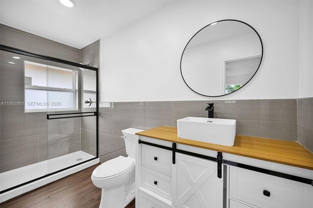 7911 SW 9th St, North Lauderdale, FL 33068