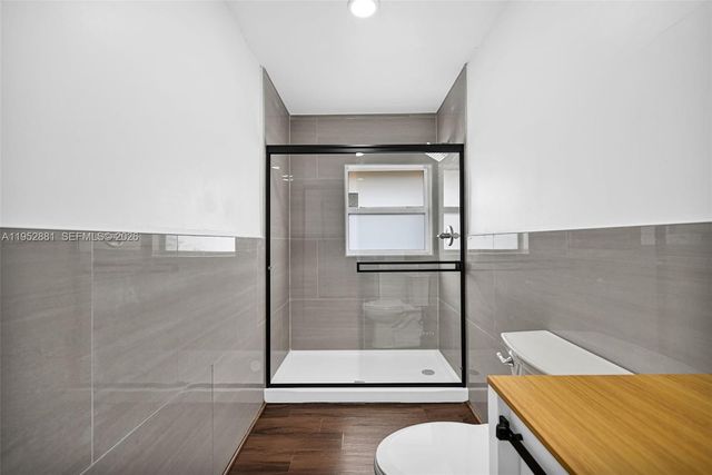 7911 SW 9th St, North Lauderdale, FL 33068