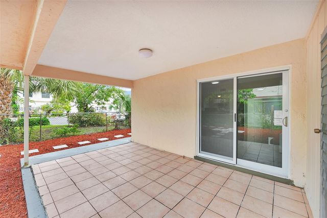 7911 SW 9th St, North Lauderdale, FL 33068