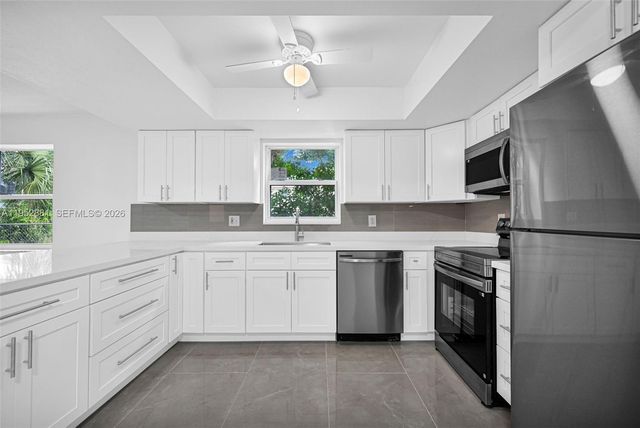 7911 SW 9th St, North Lauderdale, FL 33068