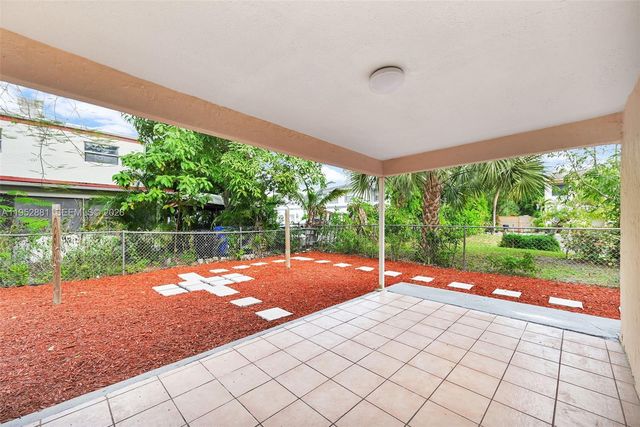 7911 SW 9th St, North Lauderdale, FL 33068