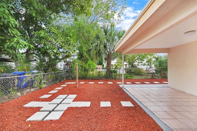 7911 SW 9th St, North Lauderdale, FL 33068