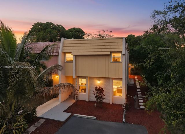 7911 SW 9th St, North Lauderdale, FL 33068