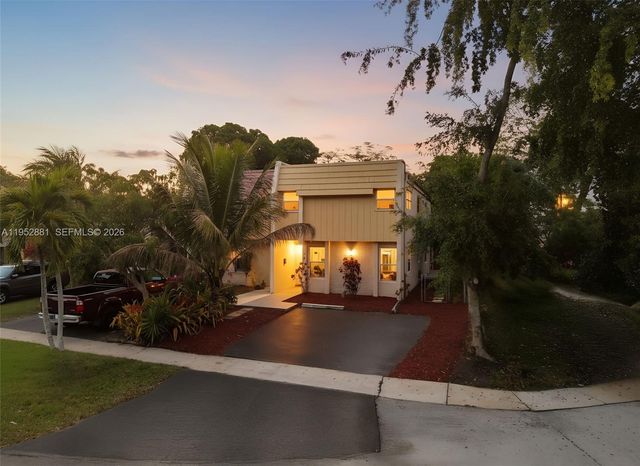 7911 SW 9th St, North Lauderdale, FL 33068