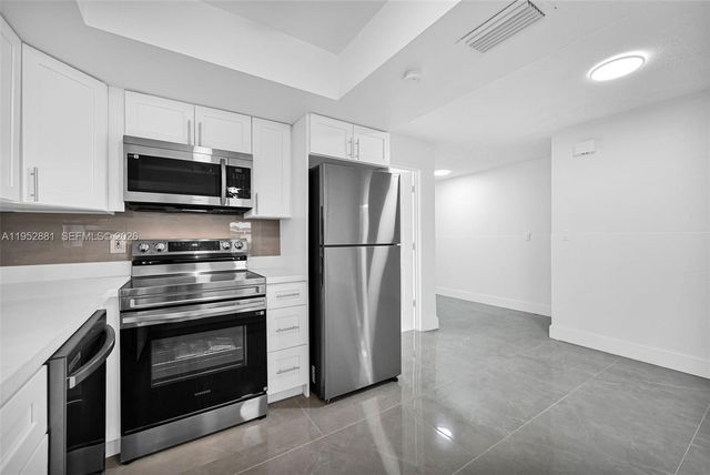 7911 SW 9th St, North Lauderdale, FL 33068