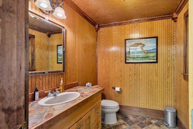 34 Hilltop Dr, Bourne, MA 02561