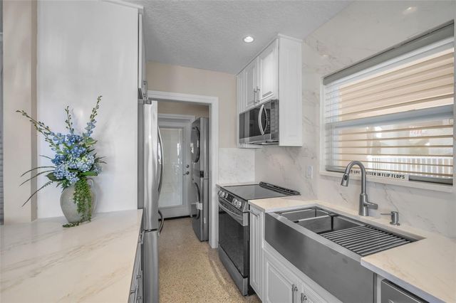 52 N PINE CIRCLE, Belleair, FL 33756