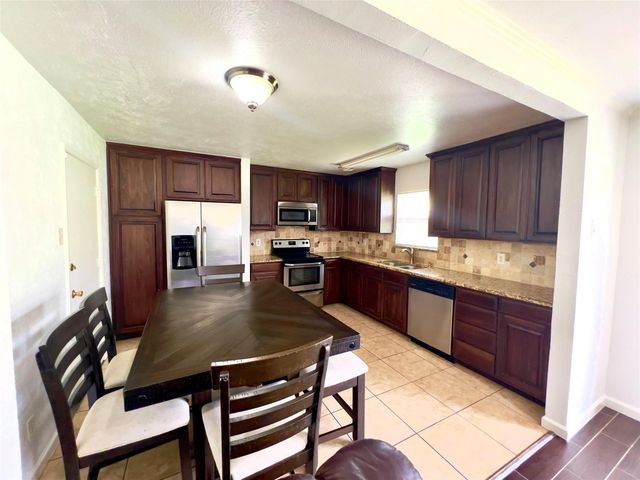 2902 Rayswood Drive, Carrollton, TX 75007