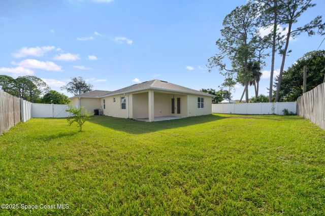 434 Borraclough Avenue NW, Palm Bay, FL 32907