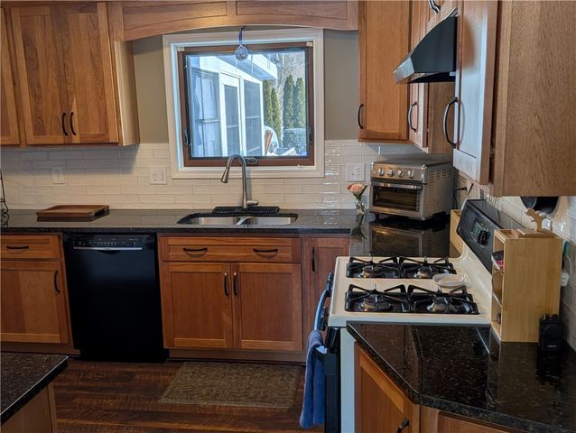 13 Canterbury Court, Bergen, NY 14416