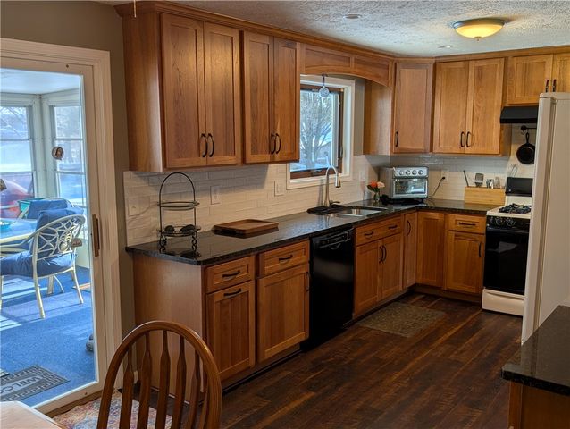 13 Canterbury Court, Bergen, NY 14416