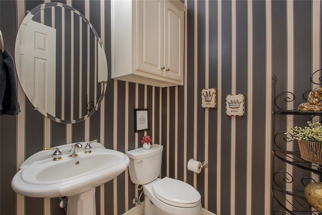 2327 Clearspring Drive N, Irving, TX 75063