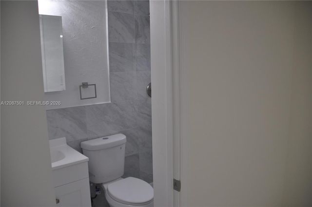 571 NE 61st Street, Oakland Park, FL 33334