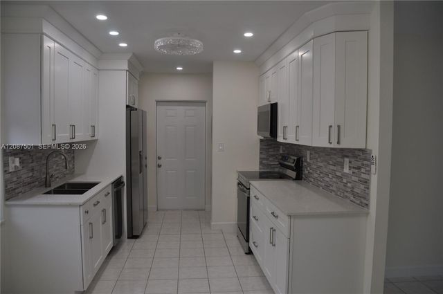 571 NE 61st Street, Oakland Park, FL 33334