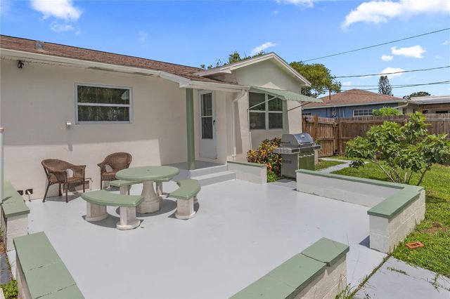 1717 OXFORD STREET N, St Petersburg, FL 33710