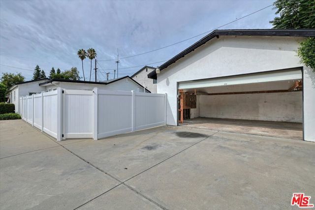 22717 Hatteras Street, Woodland Hills (los Angeles), CA 91367