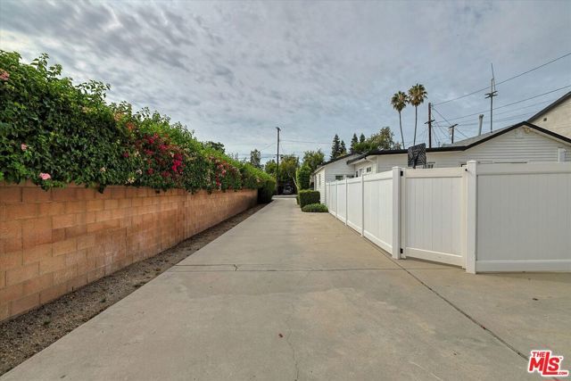 22717 Hatteras Street, Woodland Hills (los Angeles), CA 91367