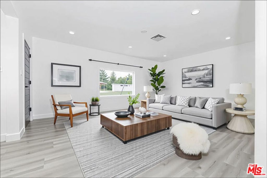 22717 Hatteras Street, Woodland Hills (los Angeles), CA 91367
