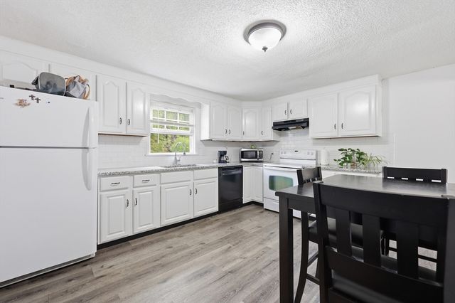 55 River Rd, Agawam, MA 01001