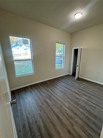 428 N State Street, Lancaster, TX 75146