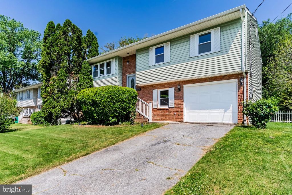 4831 CHARLES RD, Mechanicsburg, PA 17050
