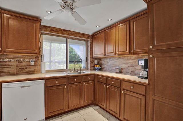 9070 Lime Bay Blvd 110, Tamarac, FL 33321