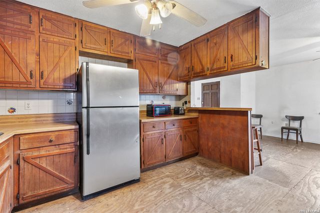 509 W County Road 678, Natalia, TX 78059