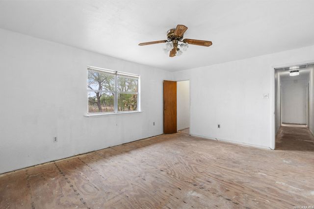 509 W County Road 678, Natalia, TX 78059