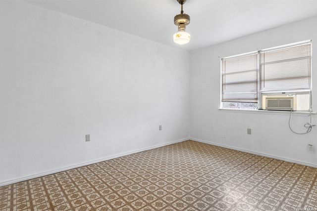 509 W County Road 678, Natalia, TX 78059