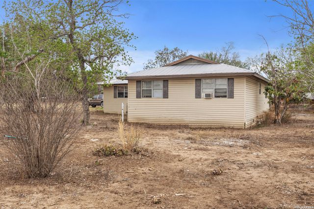 509 W County Road 678, Natalia, TX 78059