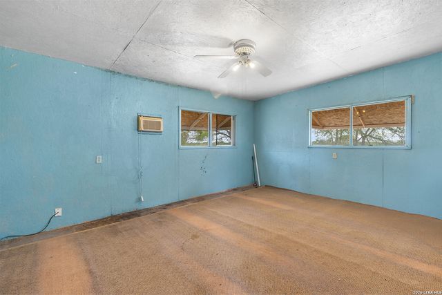 509 W County Road 678, Natalia, TX 78059