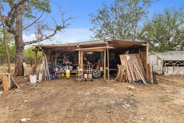 509 W County Road 678, Natalia, TX 78059
