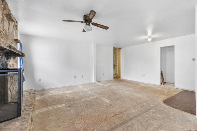 509 W County Road 678, Natalia, TX 78059