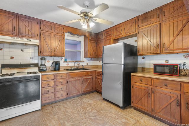 509 W County Road 678, Natalia, TX 78059