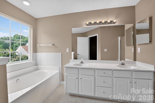 8220 Upsall Court, Charlotte, NC 28215