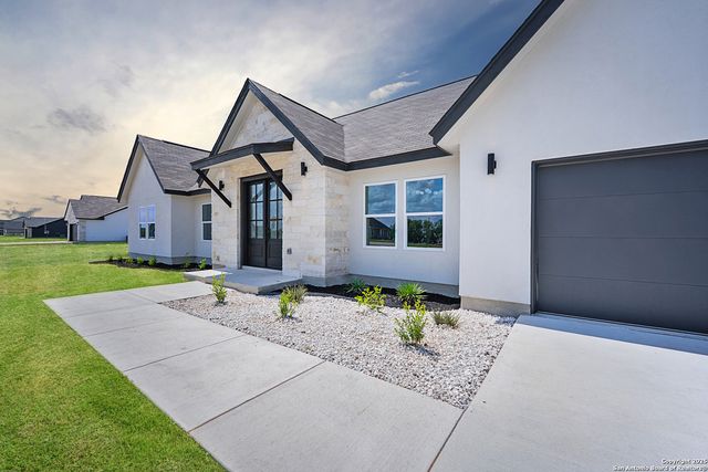 122 Ranchero Way, Natalia, TX 78059