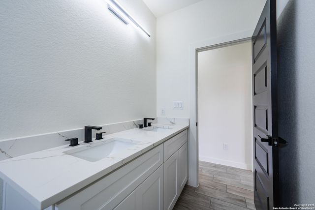 122 Ranchero Way, Natalia, TX 78059