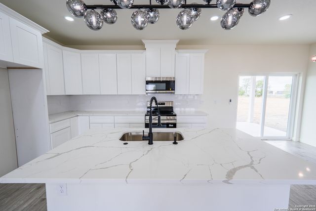 122 Ranchero Way, Natalia, TX 78059