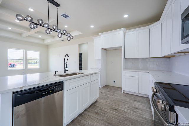 122 Ranchero Way, Natalia, TX 78059